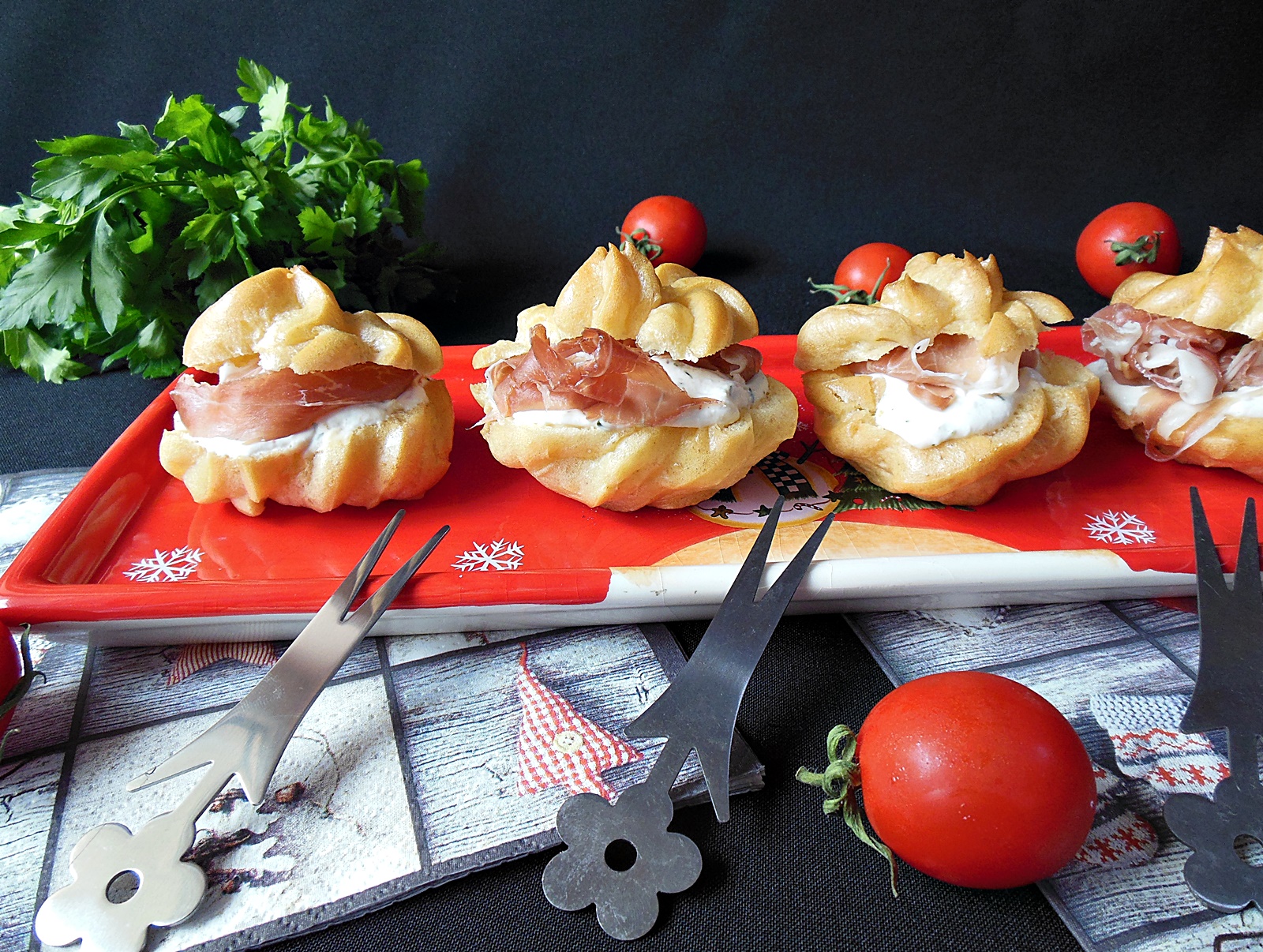 Aperitiv choux-uri cu crema de branzeturi si prosciutto