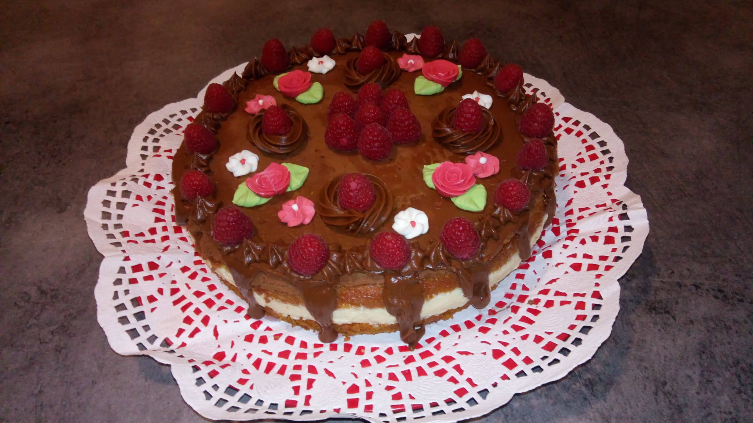 Desert tort cu mousse de vanilie si piure de zmeura