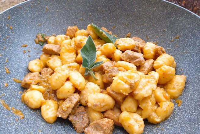 Tocana de gnocchi cu carne de porc