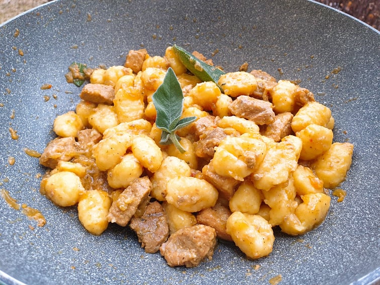 Tocana de gnocchi cu carne de porc