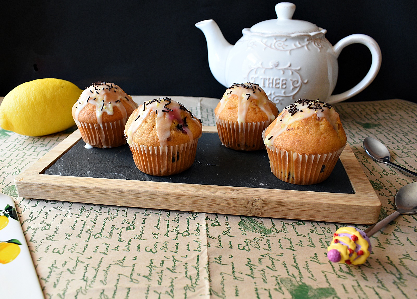 Desert muffins cu afine si glazura de lamaie