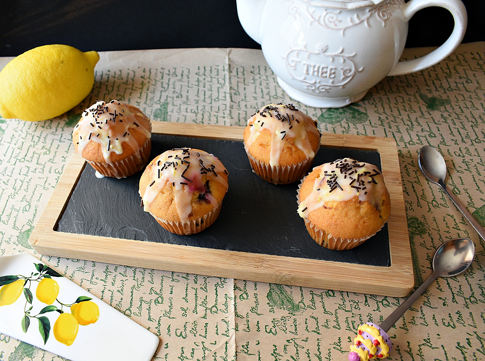 Desert muffins cu afine si glazura de lamaie