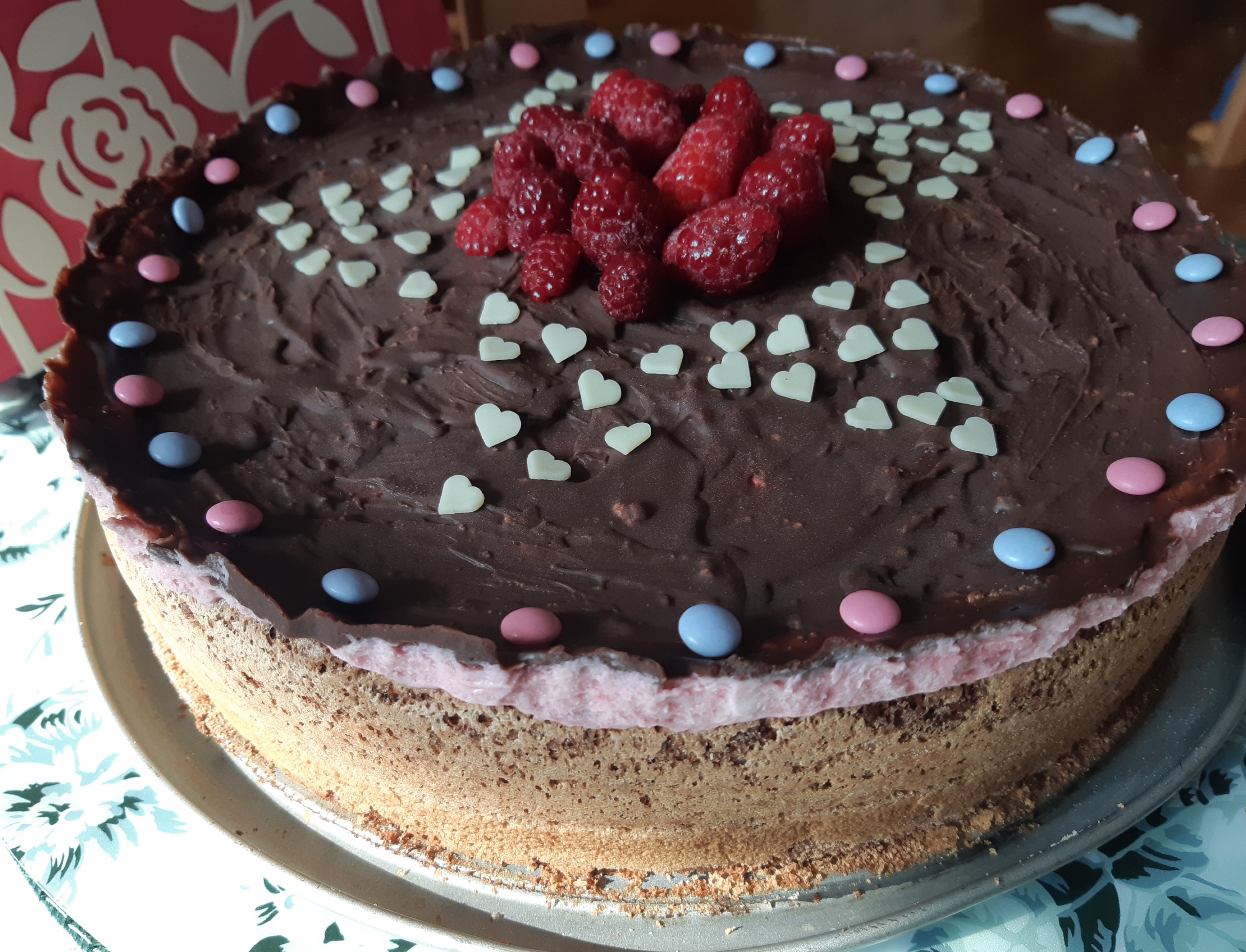 Desert tort cu crema de zmeura si glazura de ciocolata