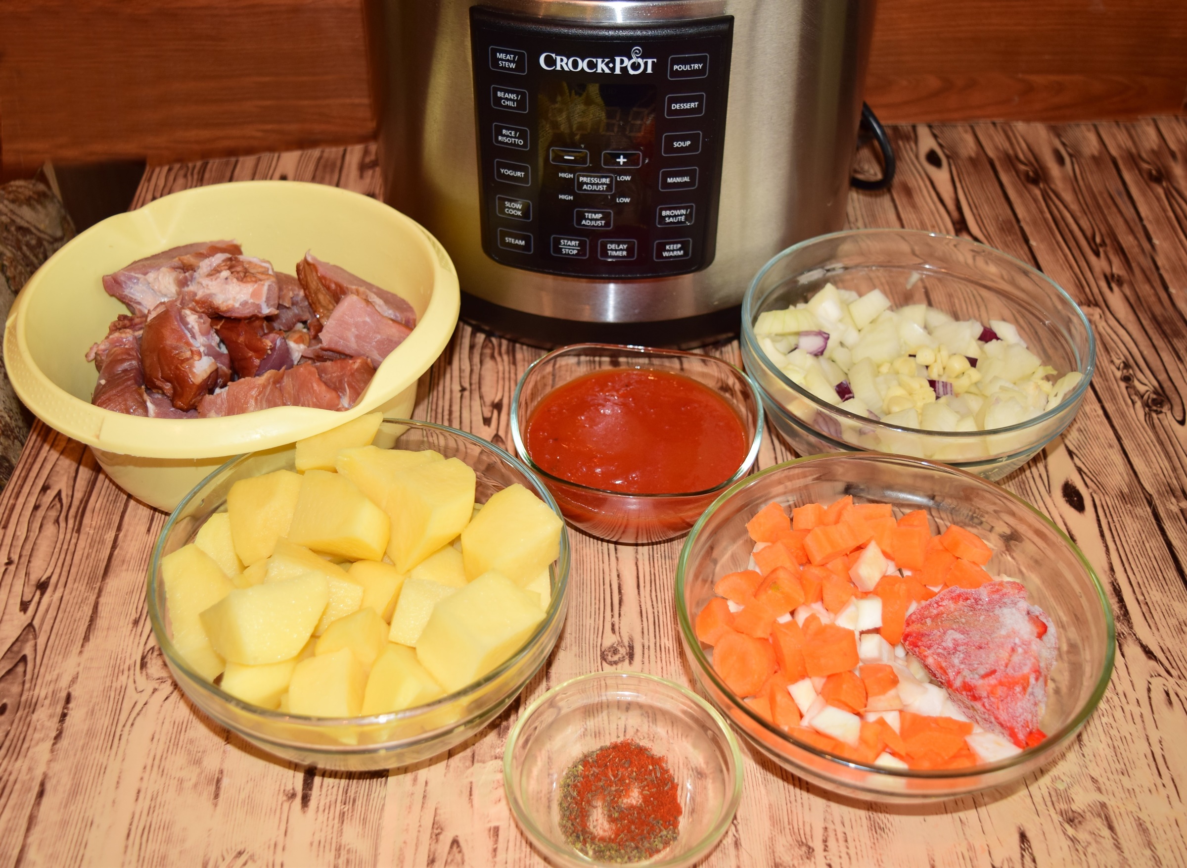 Mancare de cartofi cu afumatura de porc la Multicooker Crock-Pot Express cu gatire sub presiune