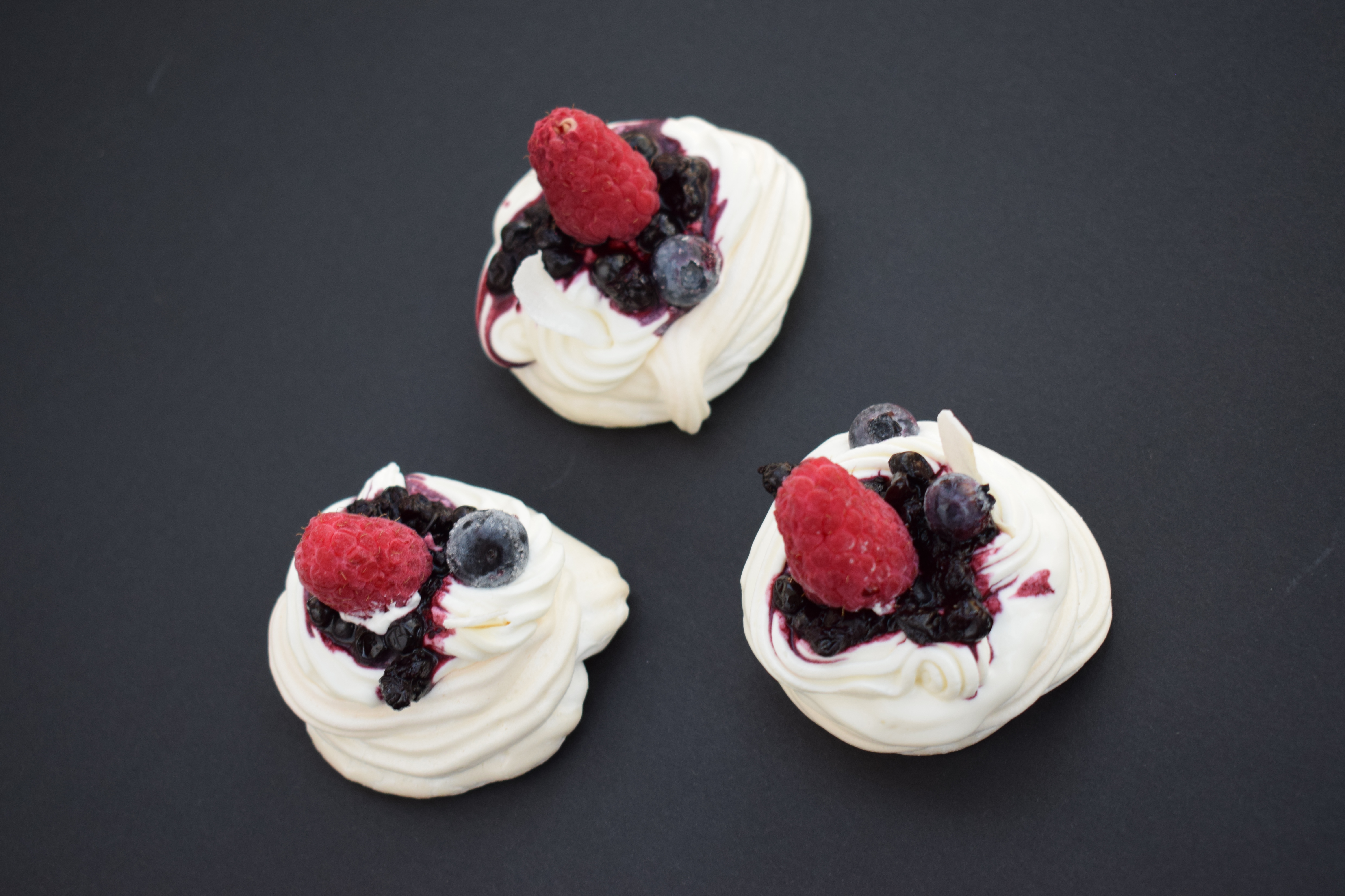 Desert mini pavlova cu frisca, mascarpone si fructe