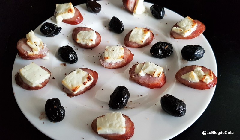 Aperitiv castravete cu salata de vinete si carnat la cuptor cu feta