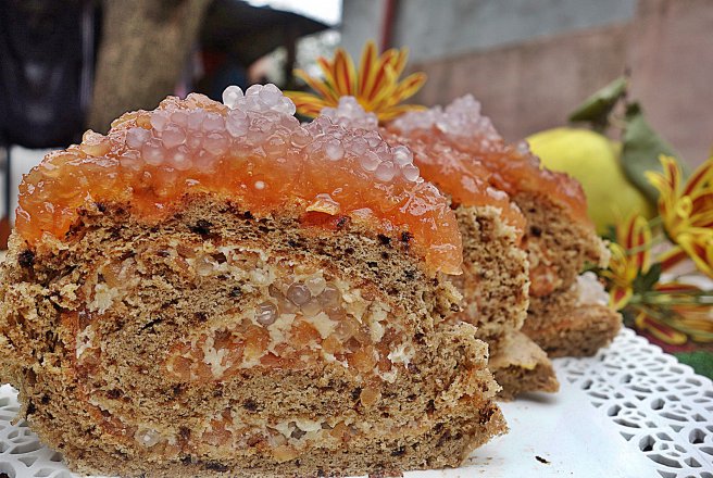 Desert rulada cu blat de cafea si umplutura de gem de gutui cu perle de tapioca