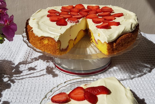 Desert tarta cu capsuni si crema bavareza de vanilie