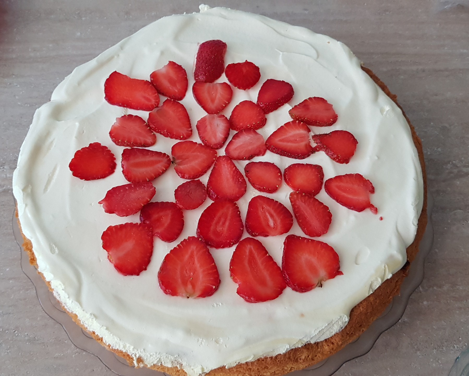 Desert tarta cu capsuni si crema bavareza de vanilie