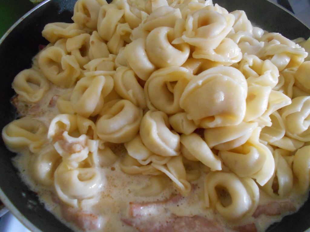 Tortellini cu sunca, smantana si cașcaval