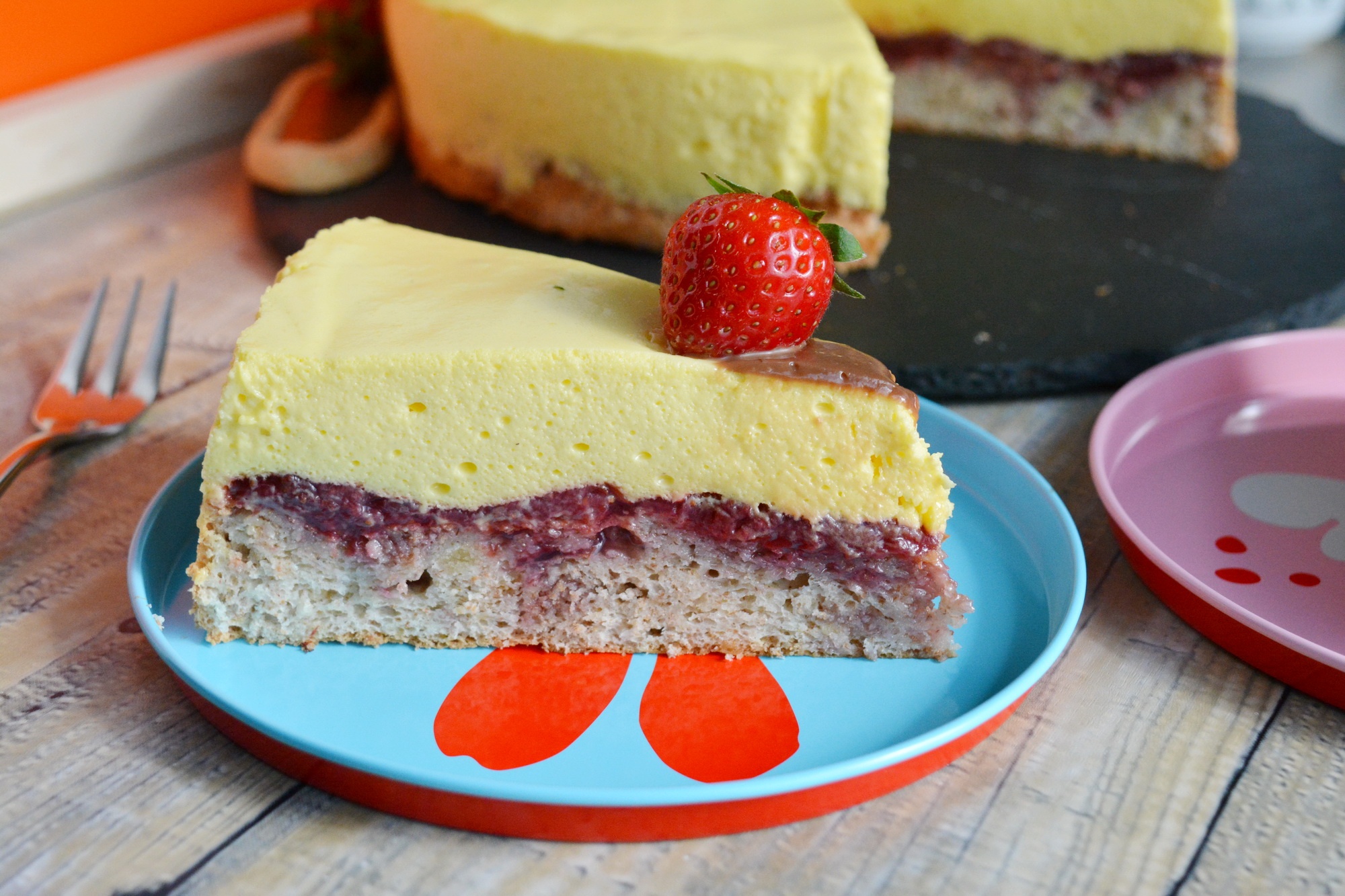 Desert tort cu dulceata de capsune si bavareza de vanilie