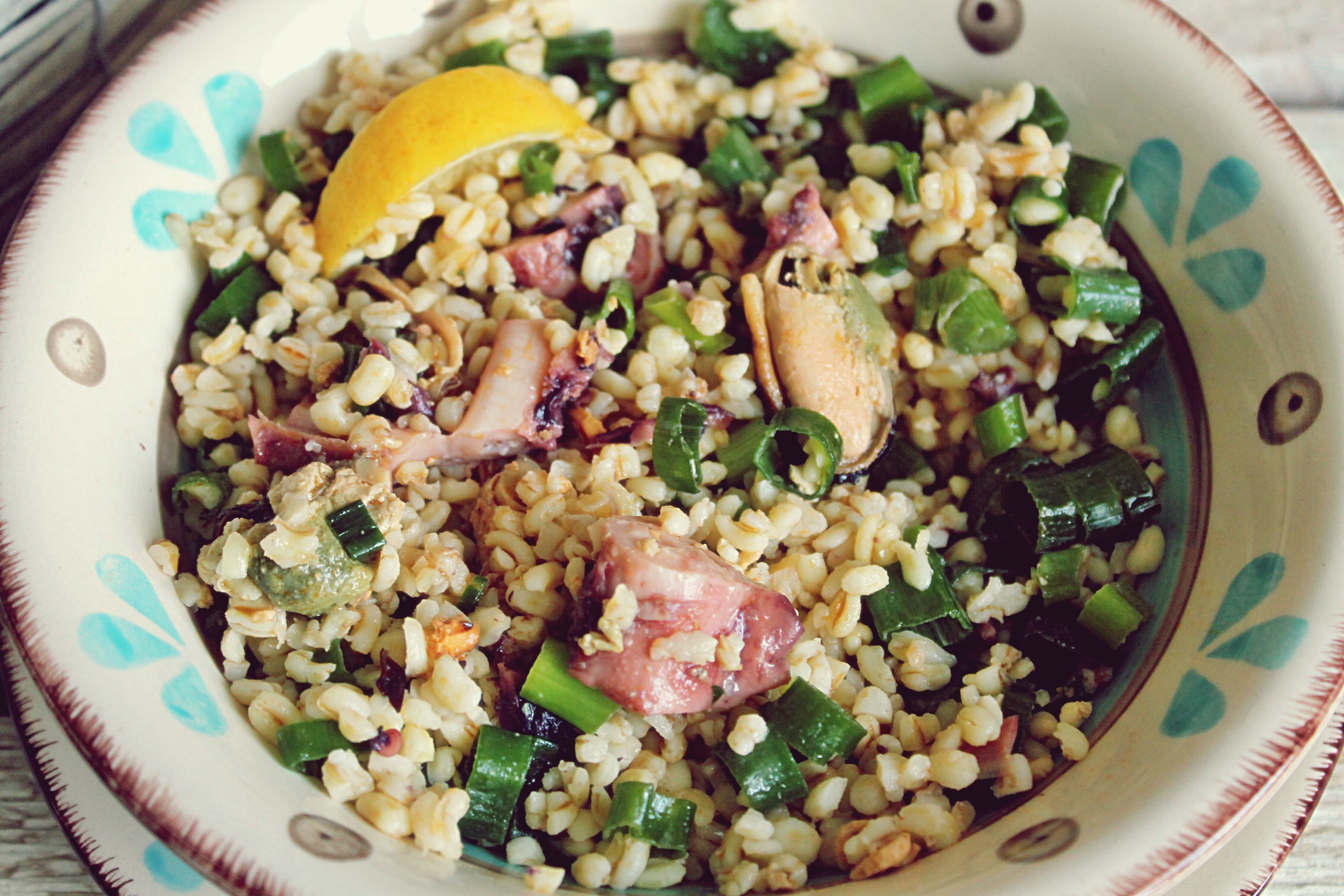 Bulgur cu midii, caracatita si ceapa verde