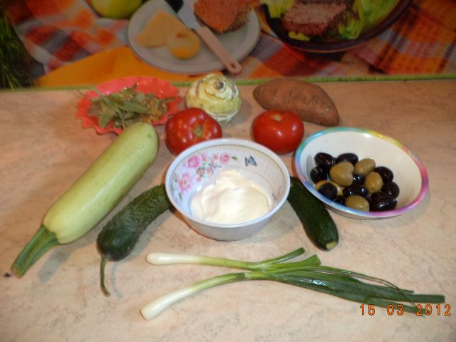Sandwich-uri de legume (cartofi dulci, gulii si dovelecei) sos de iaurt cu castraveti si flori de tei