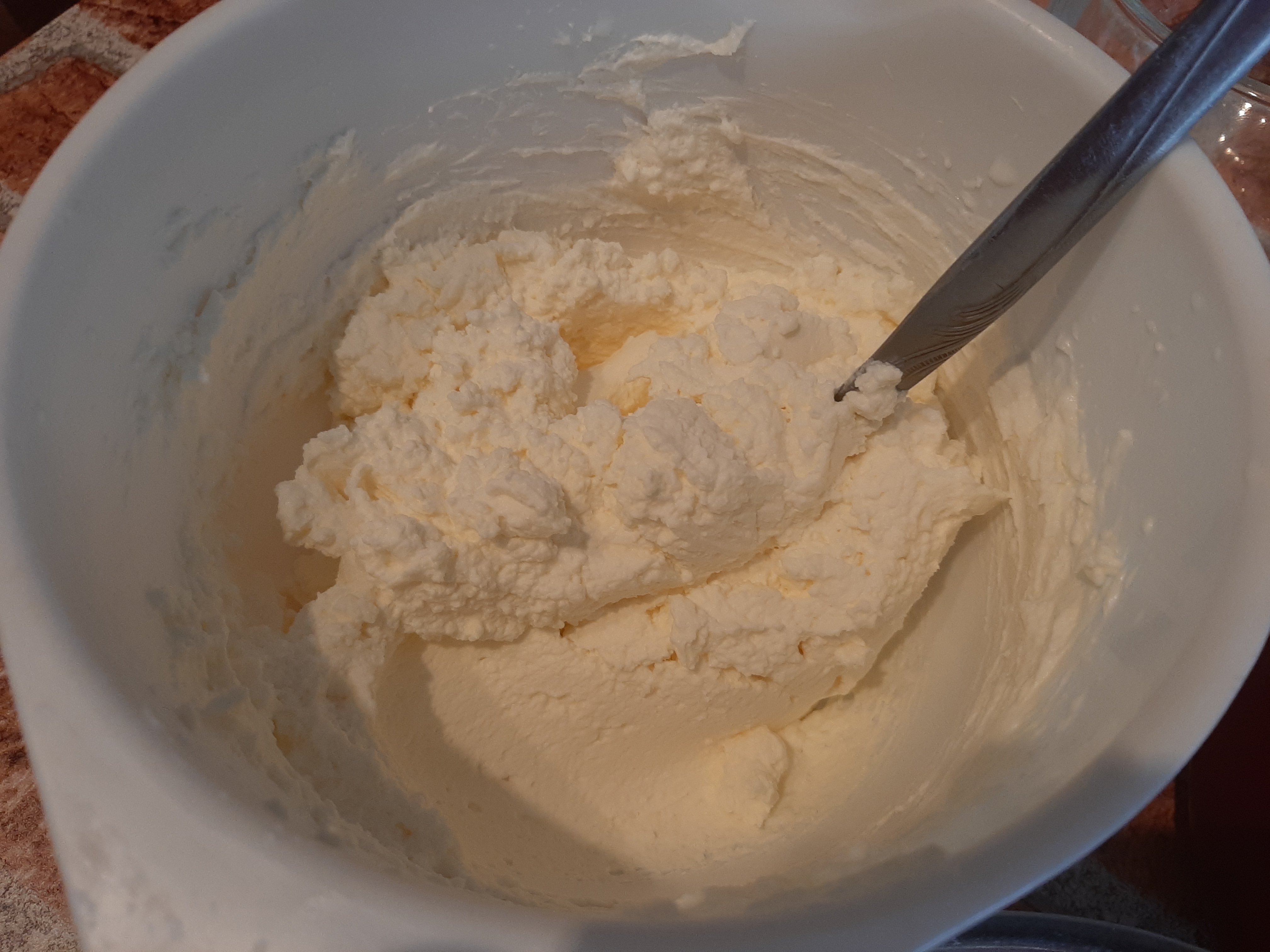 Desert la pahar cu sos de visine si crema de mascarpone