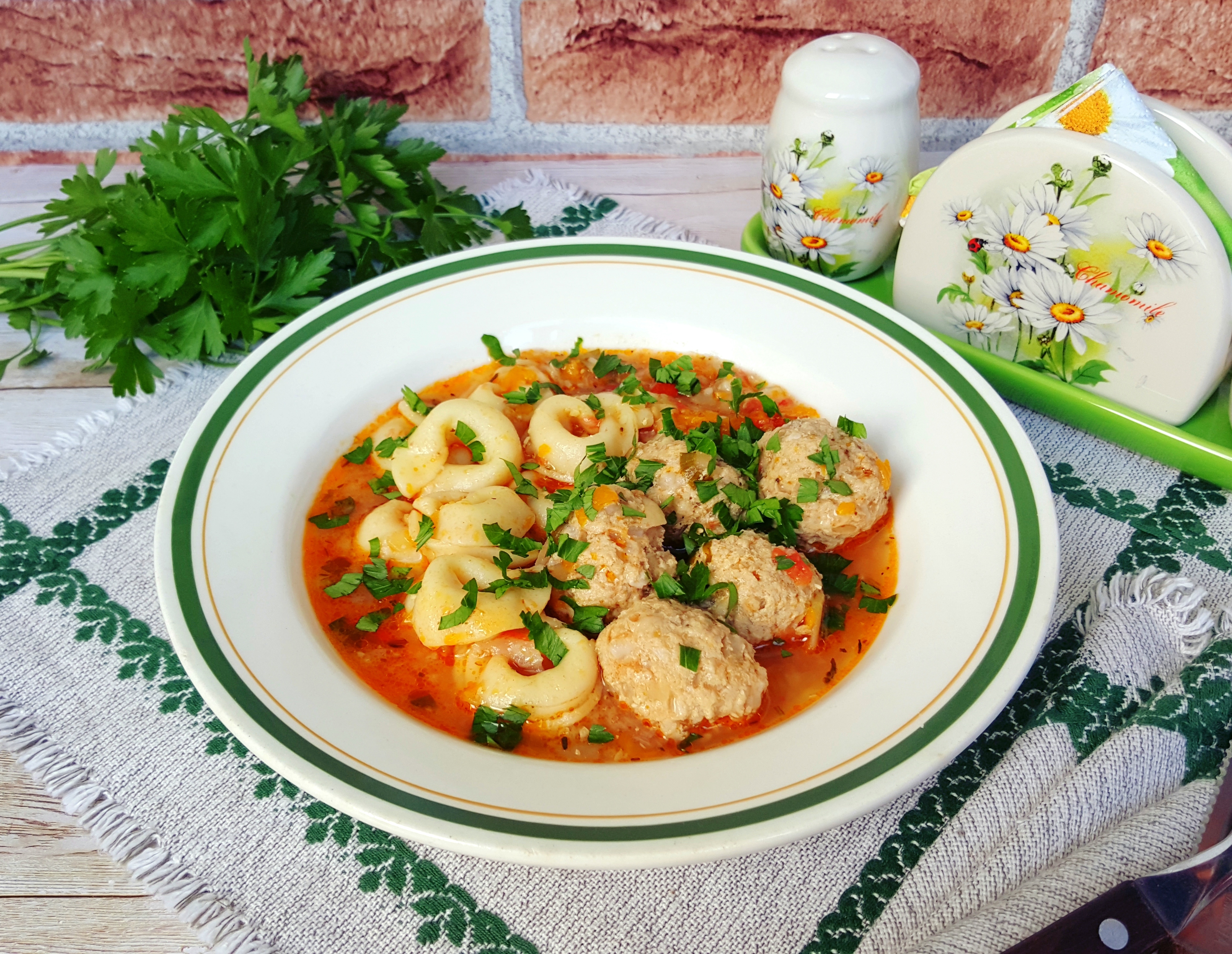 Perisoare din carne de porc cu tortellini in sos de legume