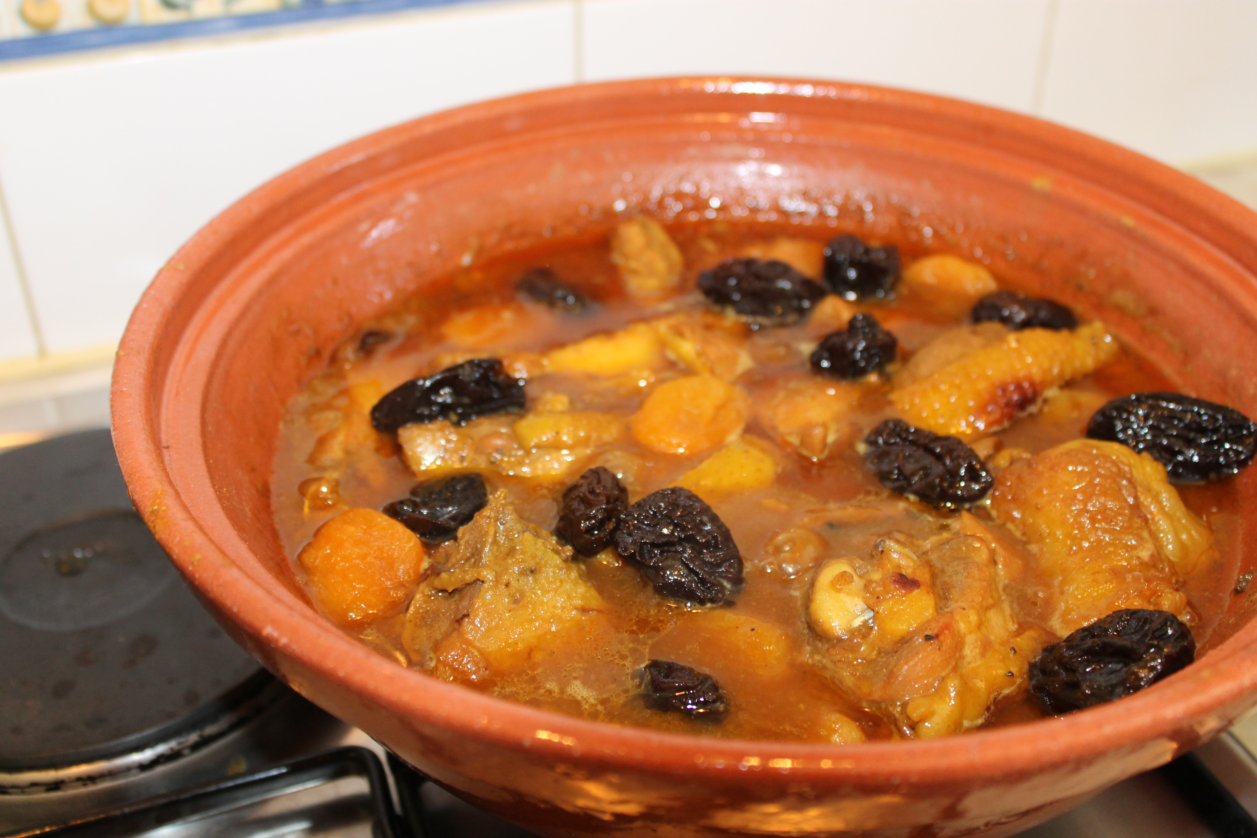 Tajine de pui cu prune si caise uscate