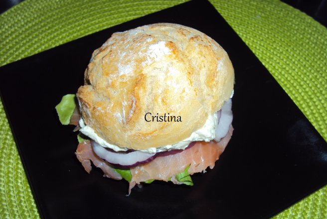 Sandwich cu somon afumat si crema de branza