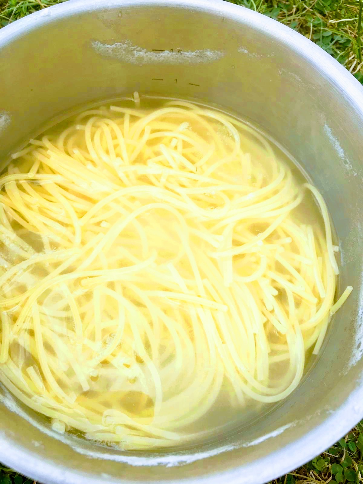 Spaghete cu sos de rosii, masline si sunca