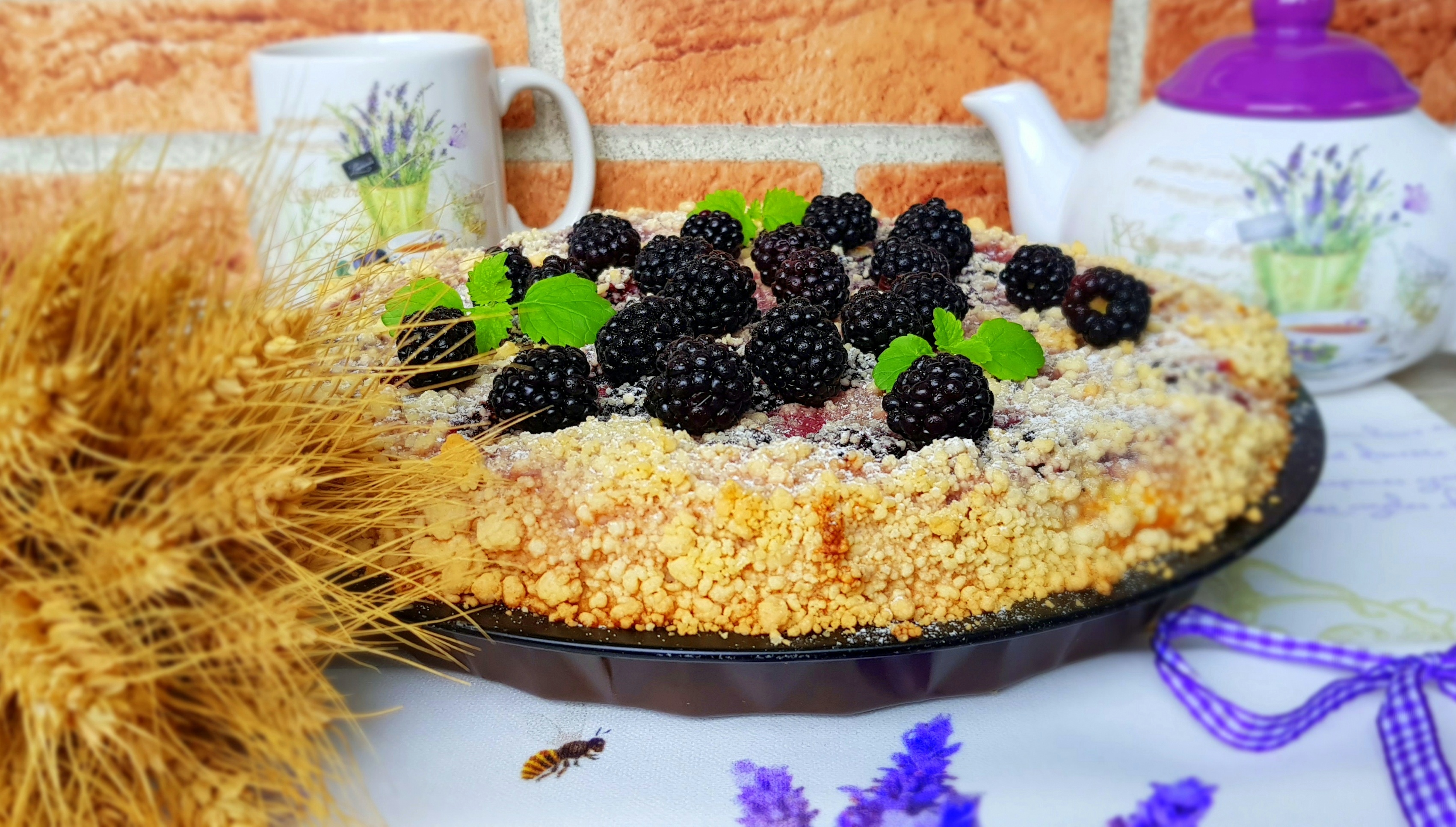 Desert tarta cu urda, mure si crumble