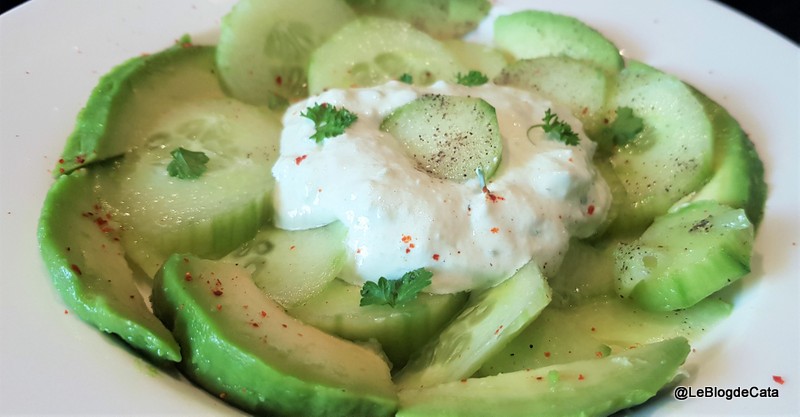 Salata de castravete cu sos de avocado