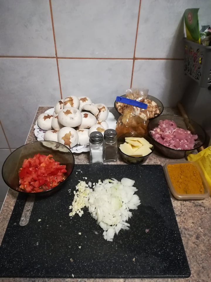 Ciuperci umplute cu carne de pui la cuptor