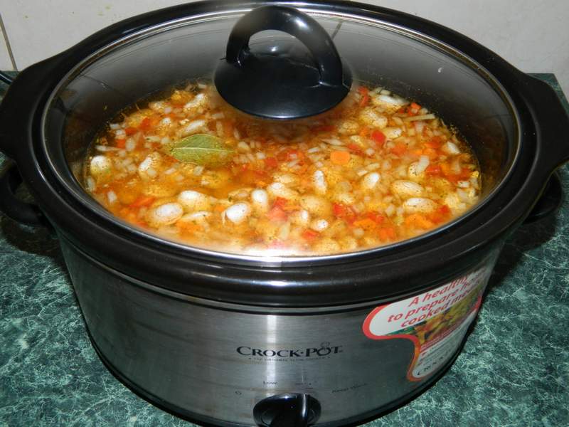 Fasole cu carnati la slow cooker Crock-Pot