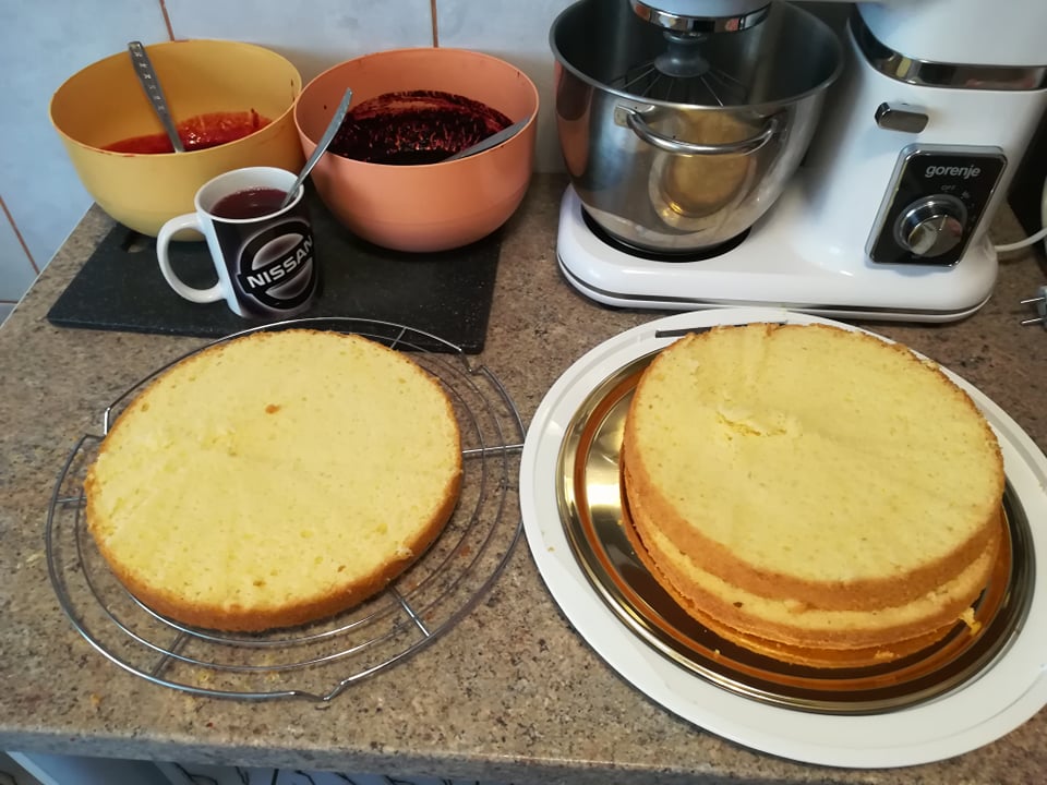 Desert tort cu crema de mascarpone si fructe de padure