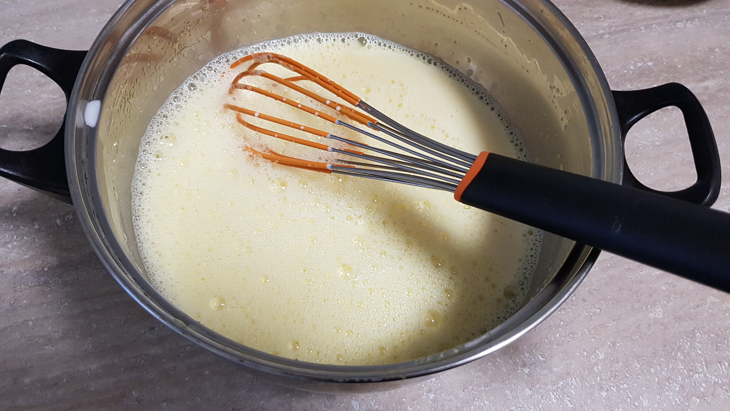 Desert tort cu crema bavareza de ciocolata si fructe de padure