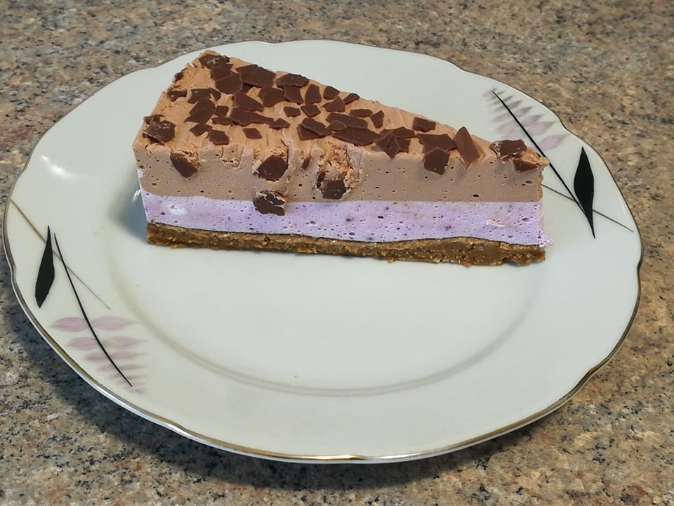 Desert cheesecake, cu ciocolata si fructe de padure