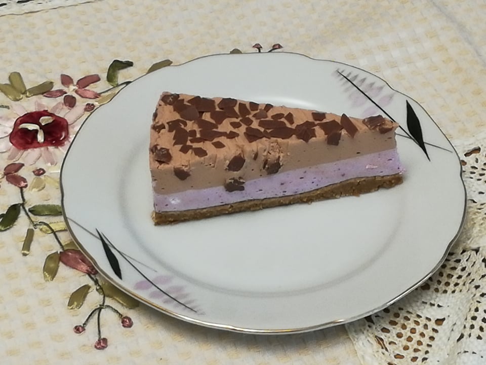 Desert cheesecake, cu ciocolata si fructe de padure