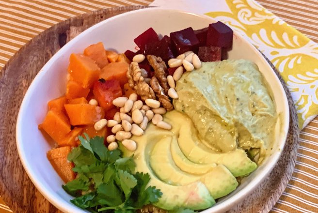 Salata de quinoa, avocado, cartofi dulci si sfecla rosie