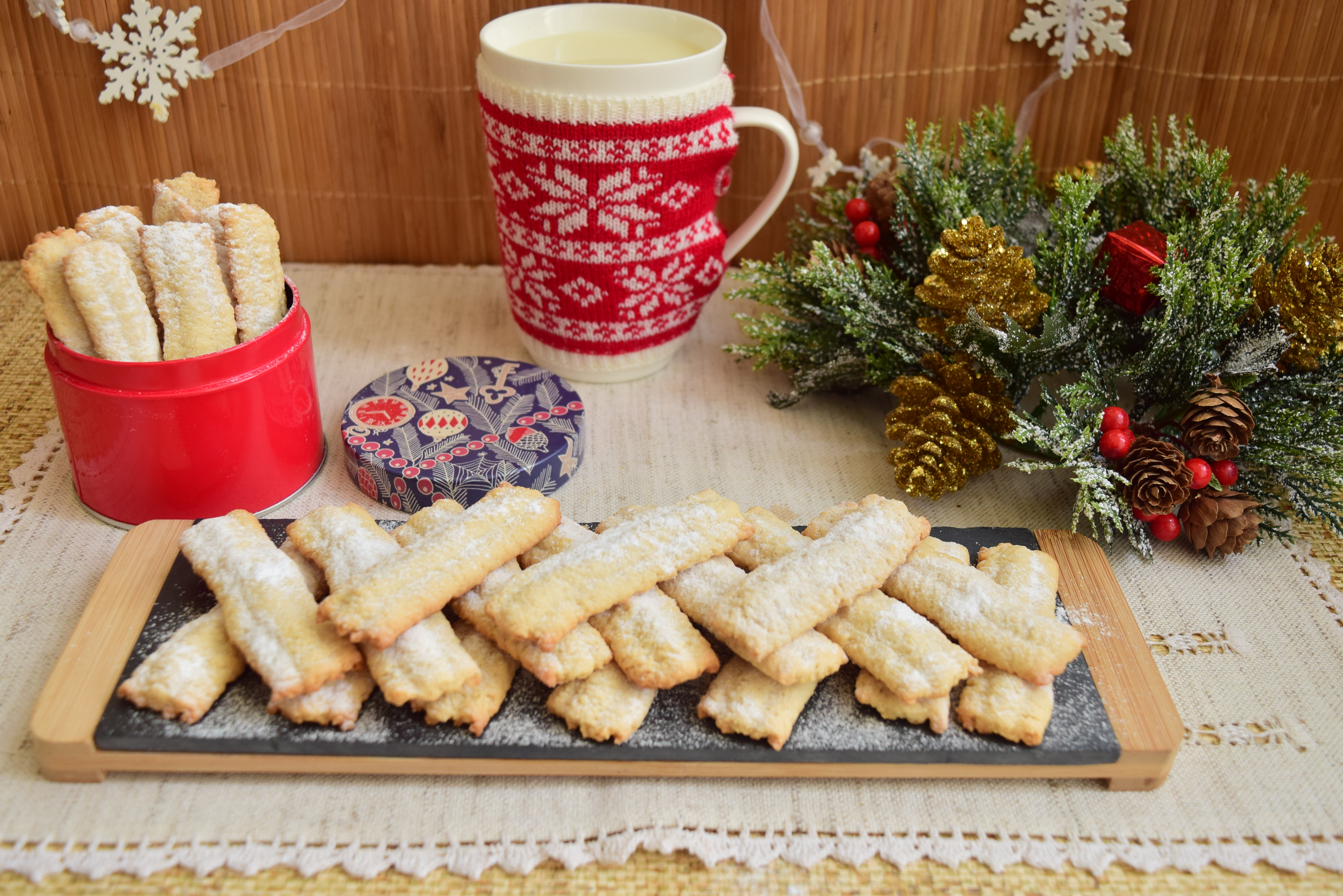 Desert biscuiti spritati, cu aroma de vanilie