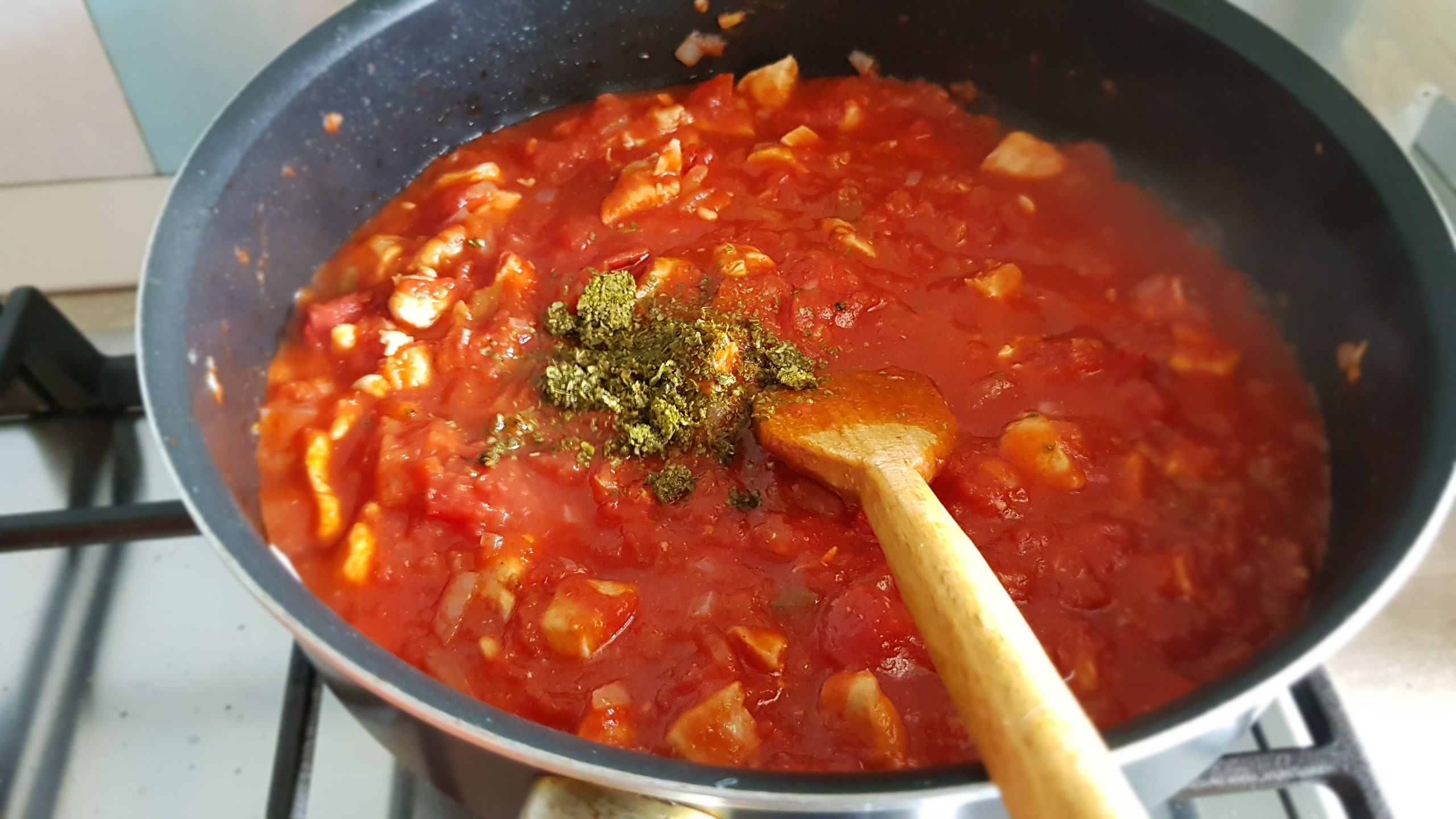 Paste cu piept de pui in sos chilli si mozzarela