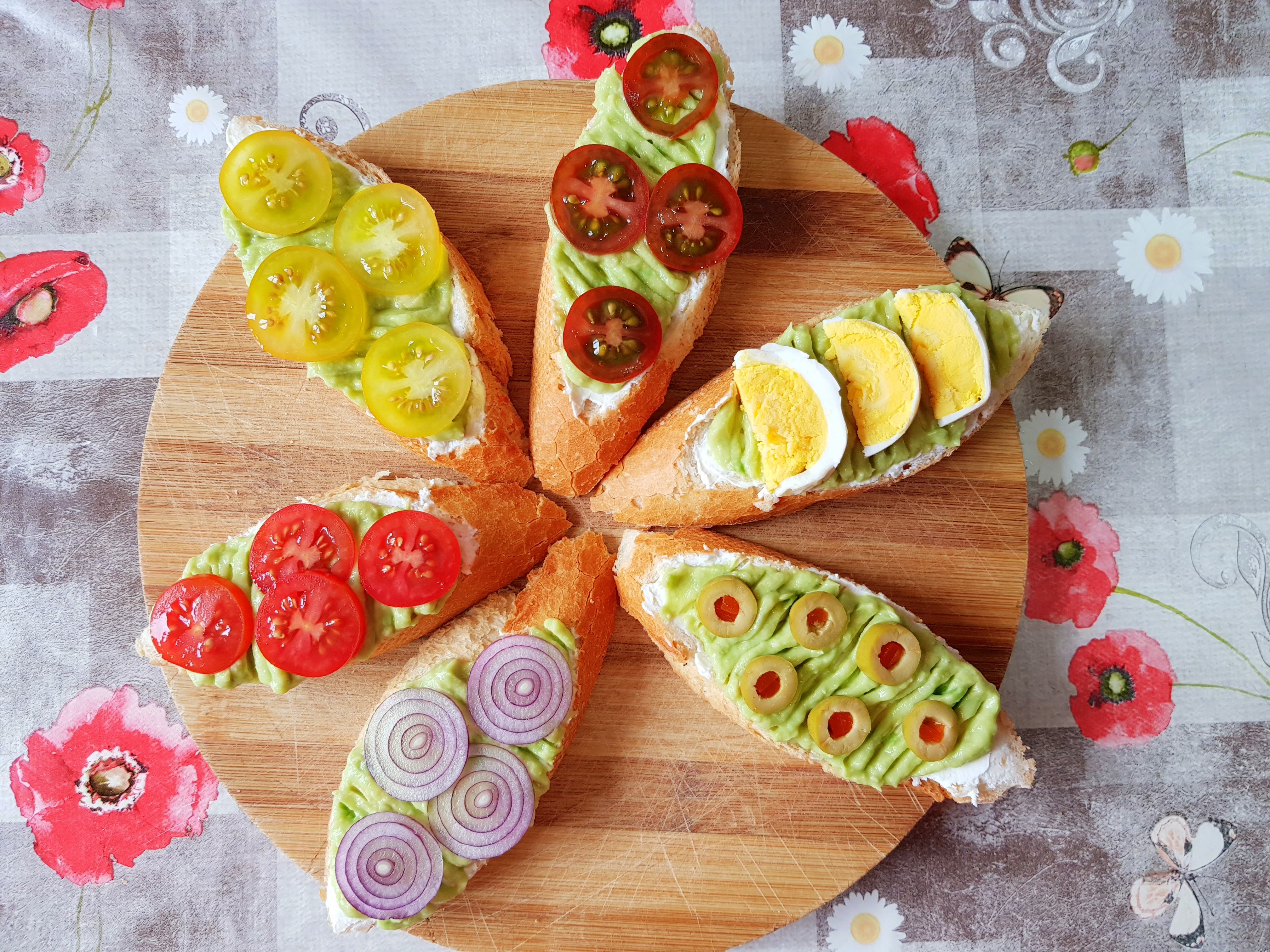 Aperitiv tartine cu branza, avocado si diverse combinatii