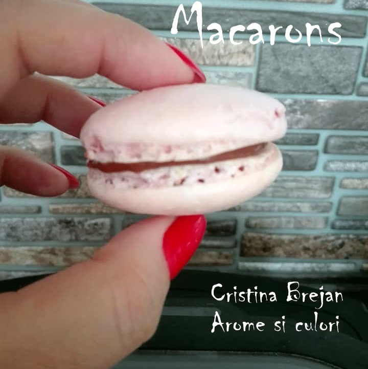 Desert macarons in cuptor pe gaz