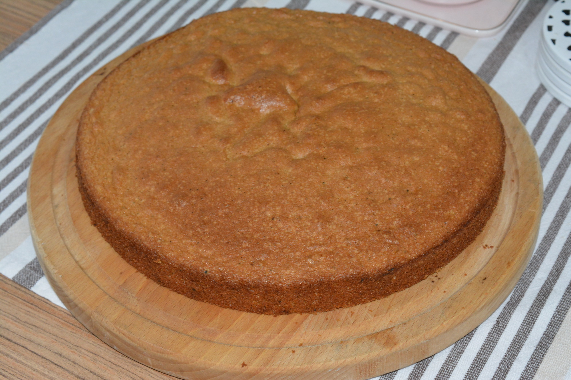 Desert tort cu macha, mousse de mango si crema de ciocolata alba cu pere