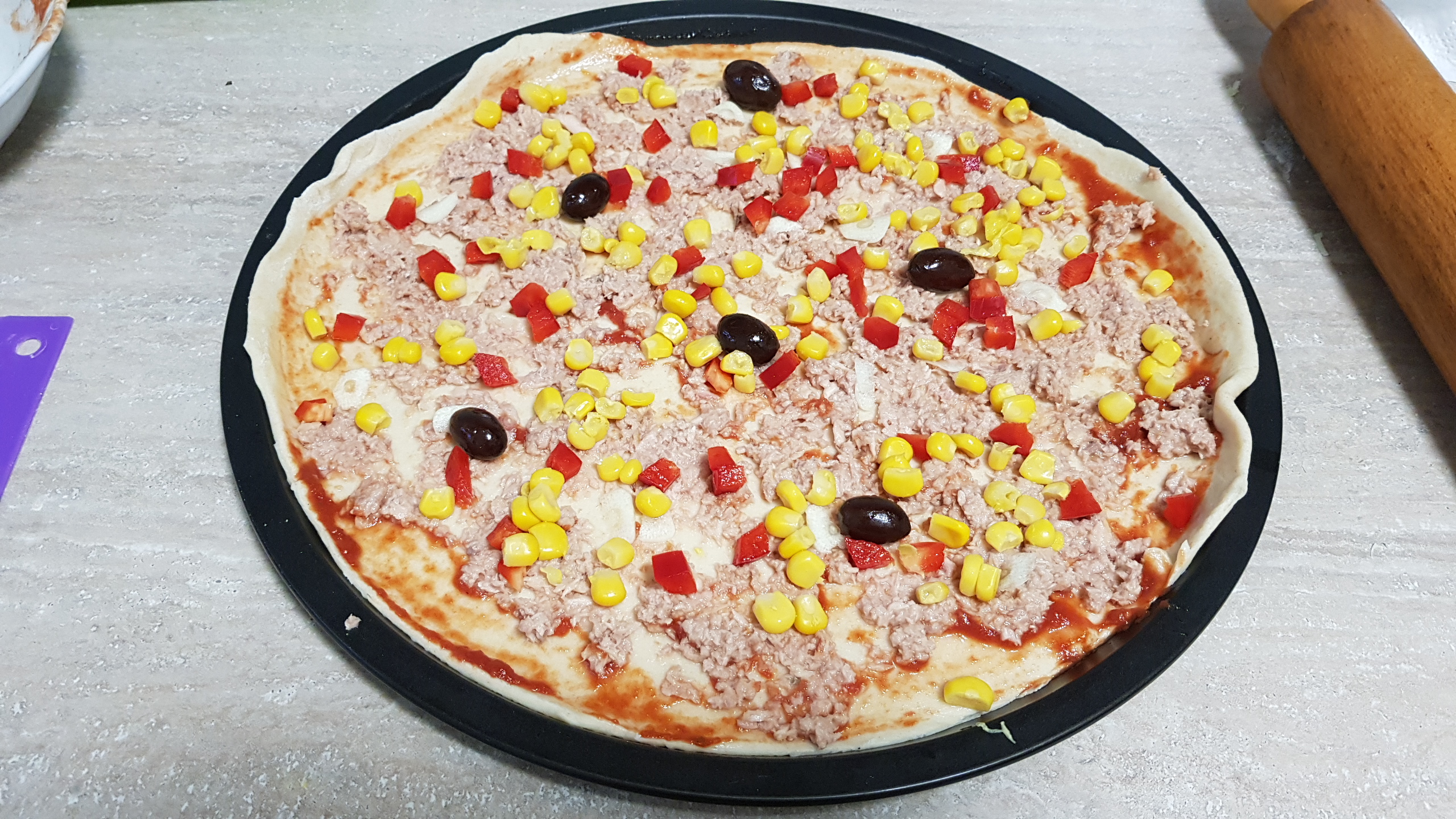 Pizza cu ton si porumb