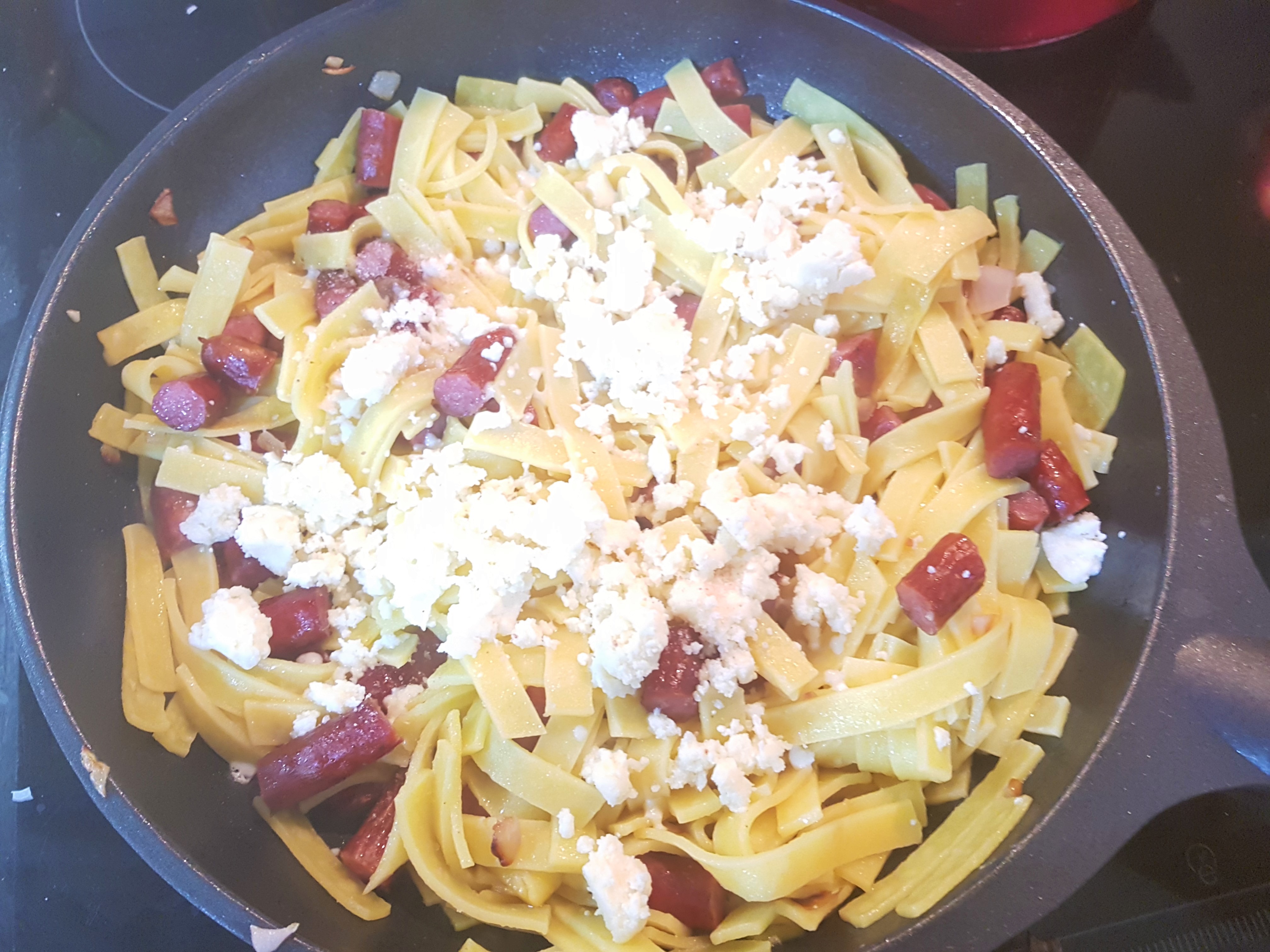 Tagliatelle cu broccoli, cheddar si sticks