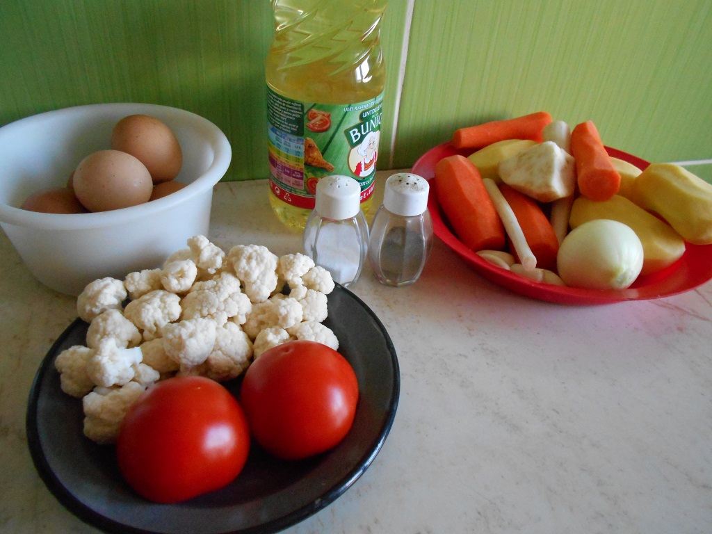 Supa de legume, cu taitei si oua posate