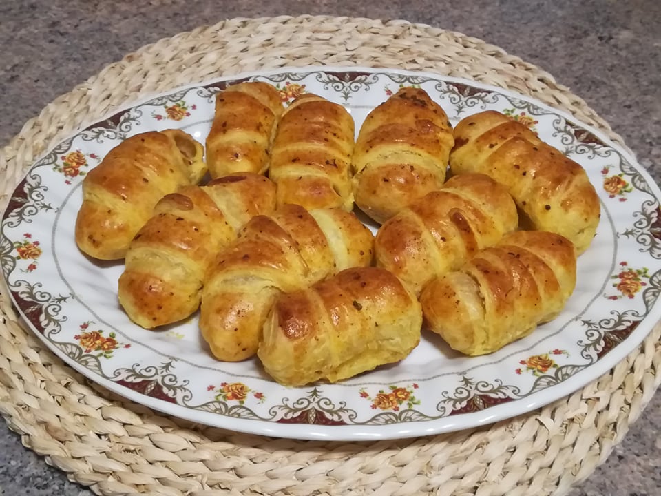 Aperitiv minicroissante cu crenvursti in foietaj