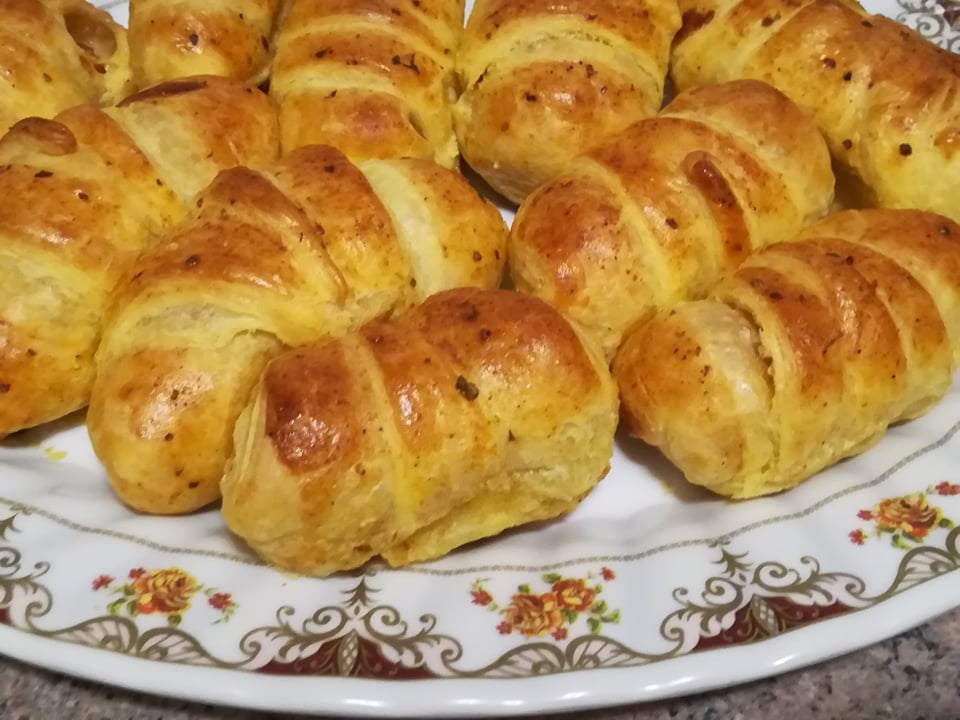 Aperitiv minicroissante cu crenvursti in foietaj