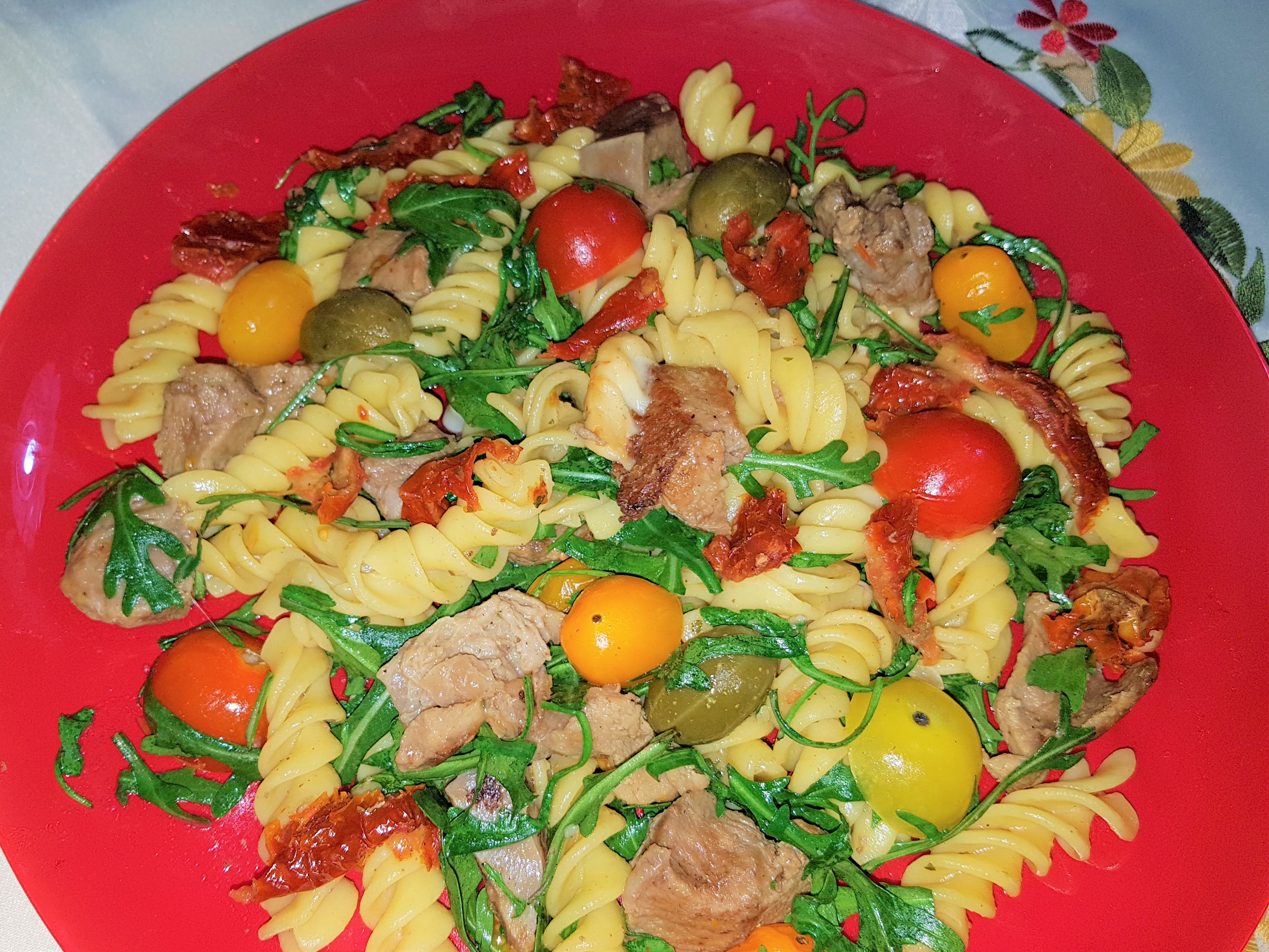 Salata de fusilli cu carne de vitel si rucola