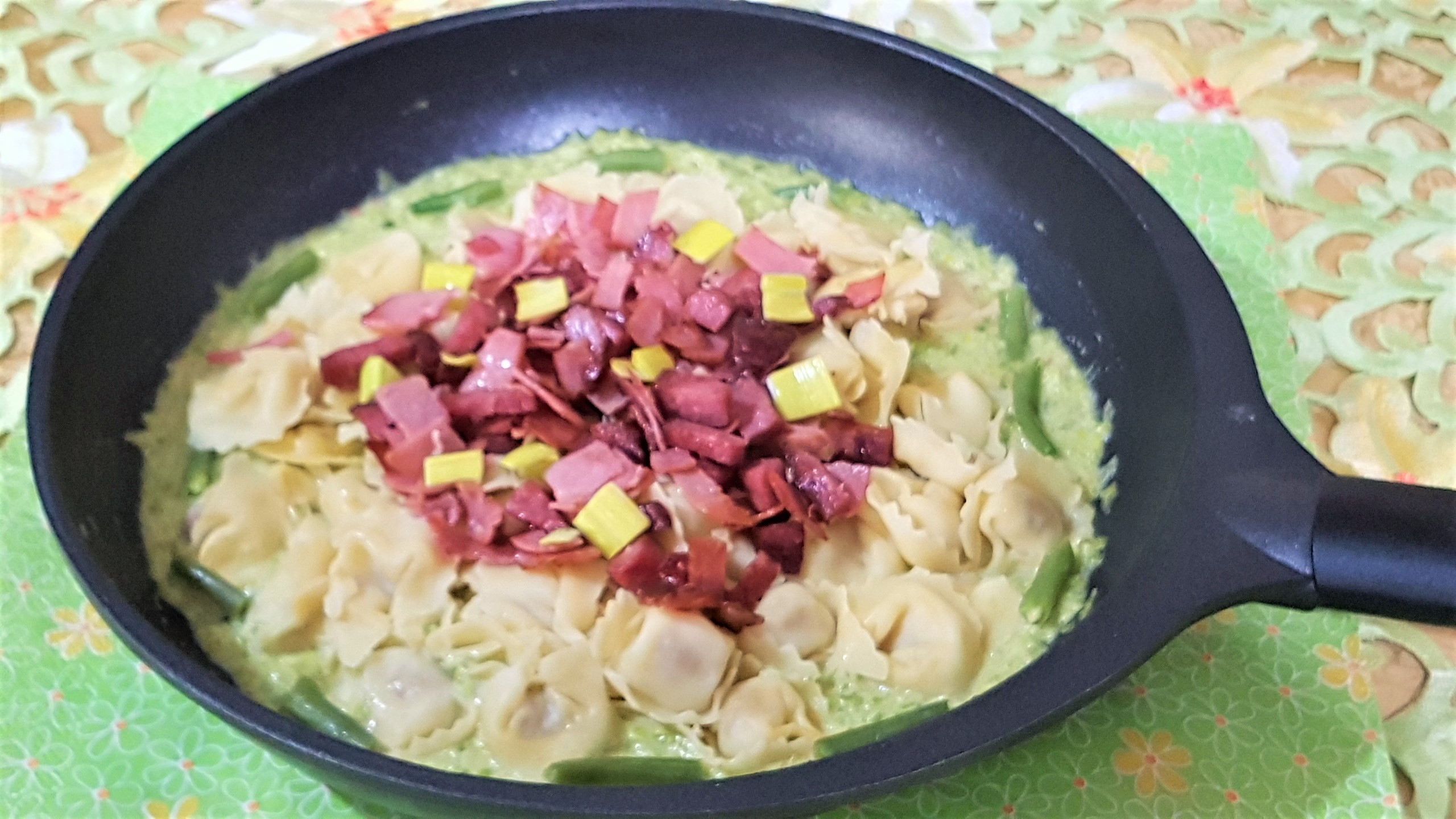 Capelletti cu jambon, sos de pastai verzi si praz