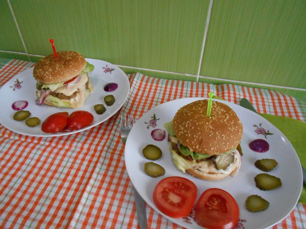 Reteta Burger de casa, un pranz perfect pentru intreaga familie