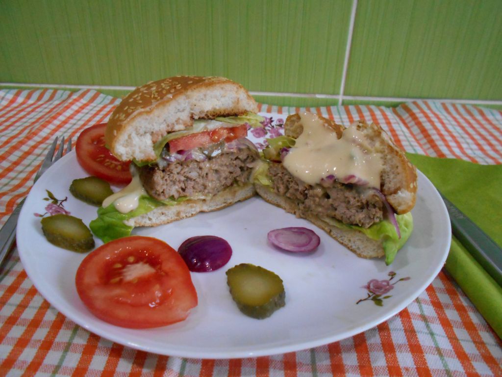 Reteta Burger de casa, un pranz perfect pentru intreaga familie