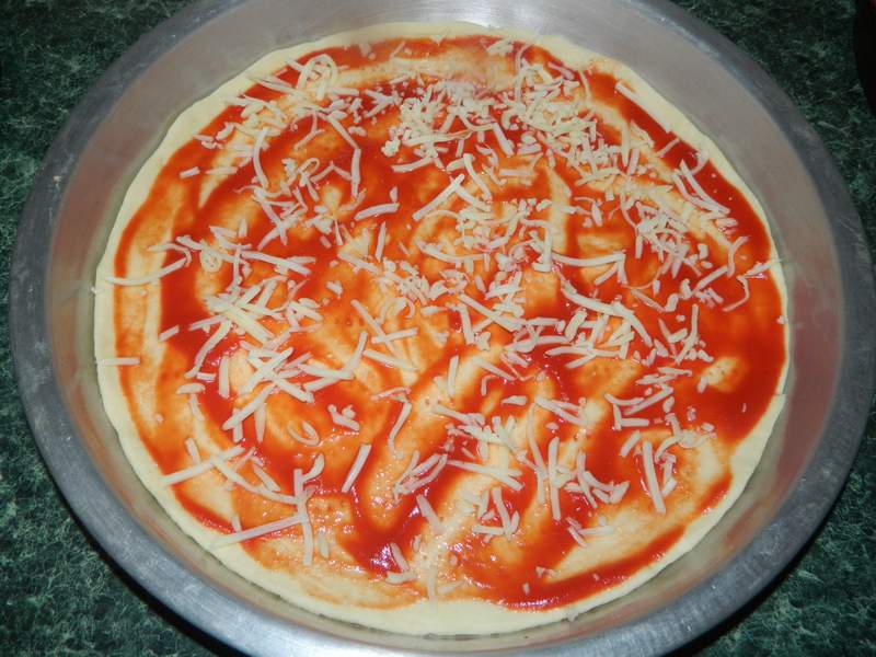 Pizza cu carnati si mozarella