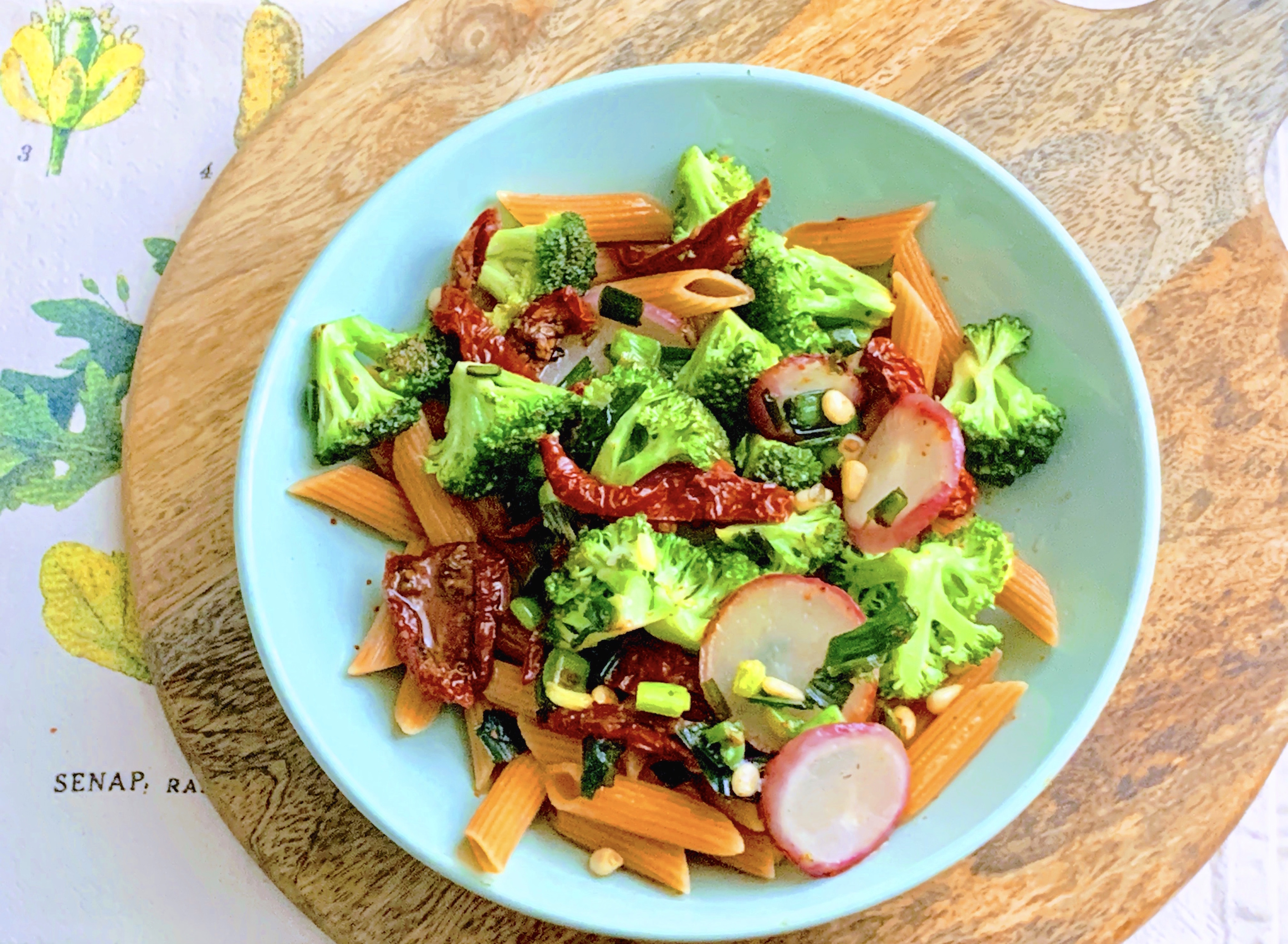 Paste de linte cu broccoli, rosii uscate si muguri de pin