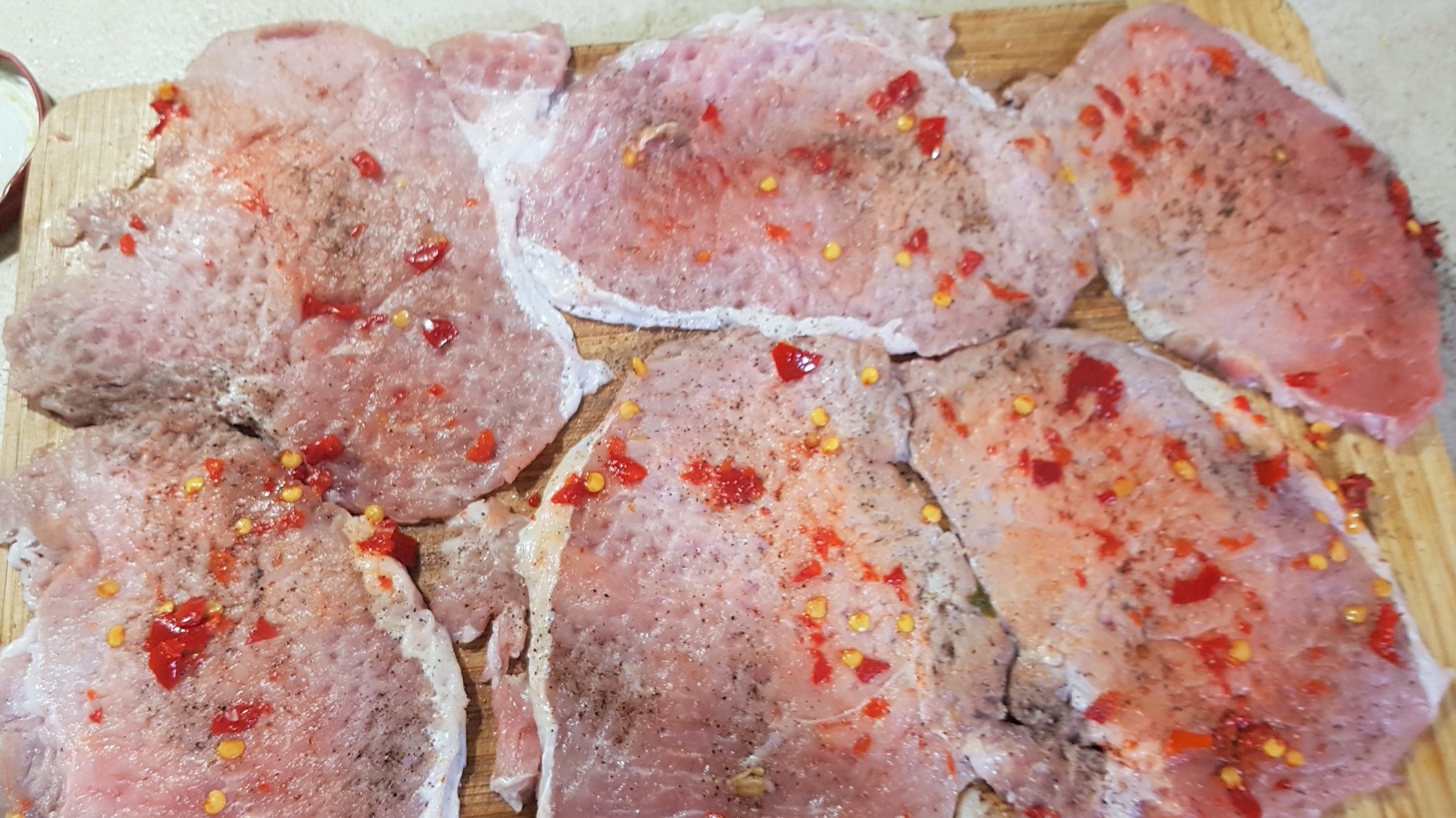 Snitele de porc, marinate cu mustar si ardei iute