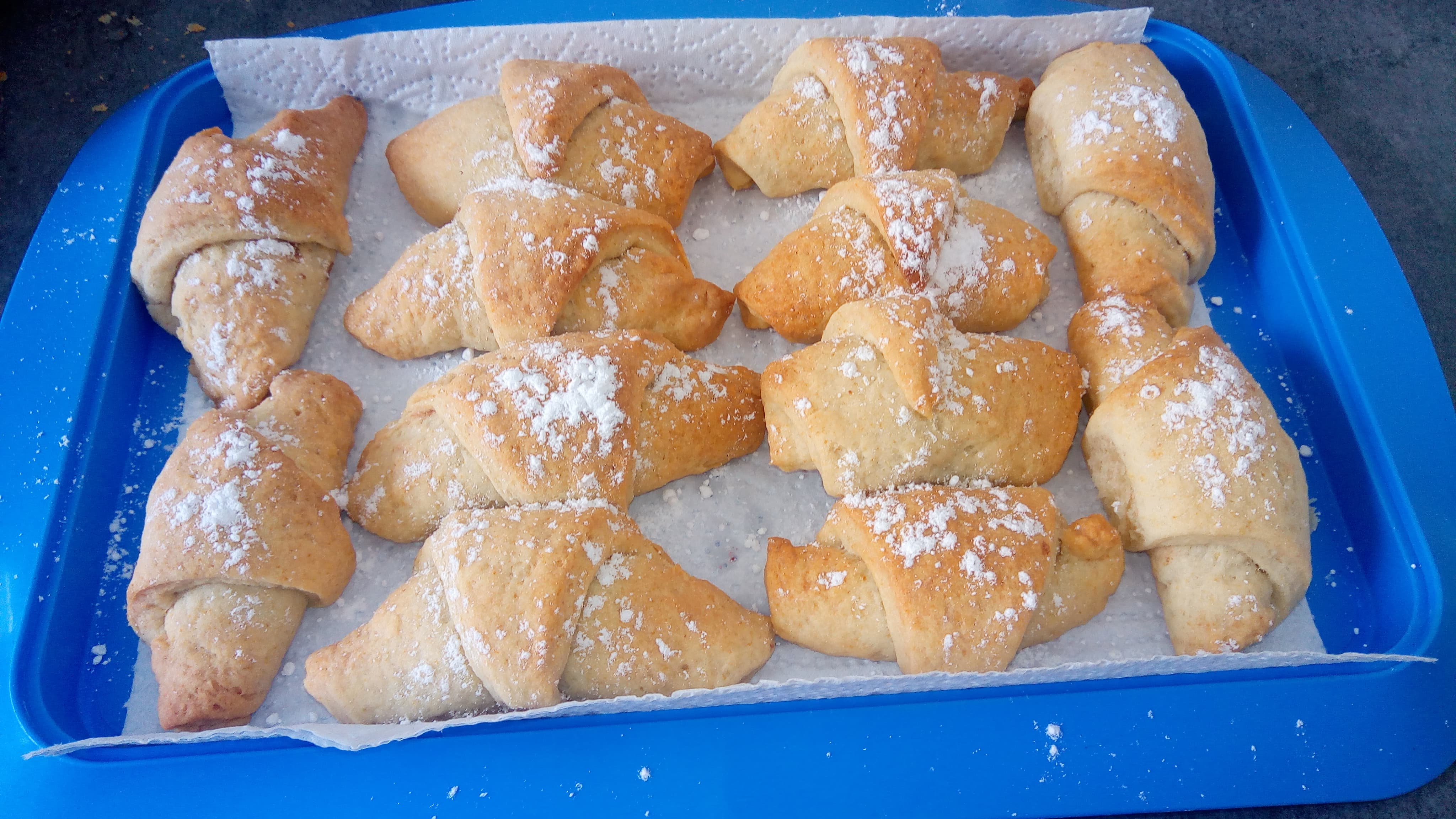 Desert cornulete fragede cu iaurt in aluat si umplutura de ciocolata cu rahat