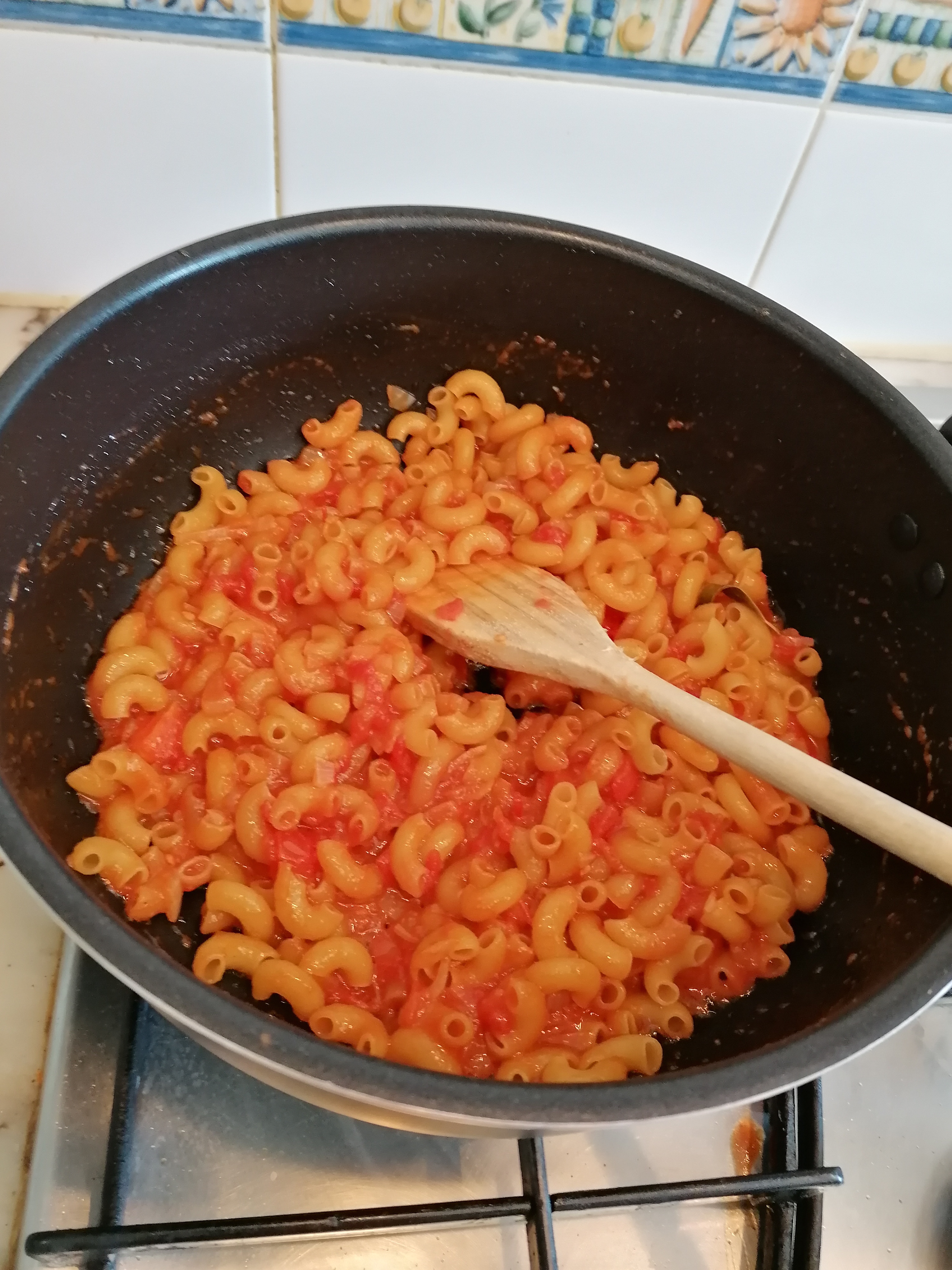 Peste cu paste macaroni